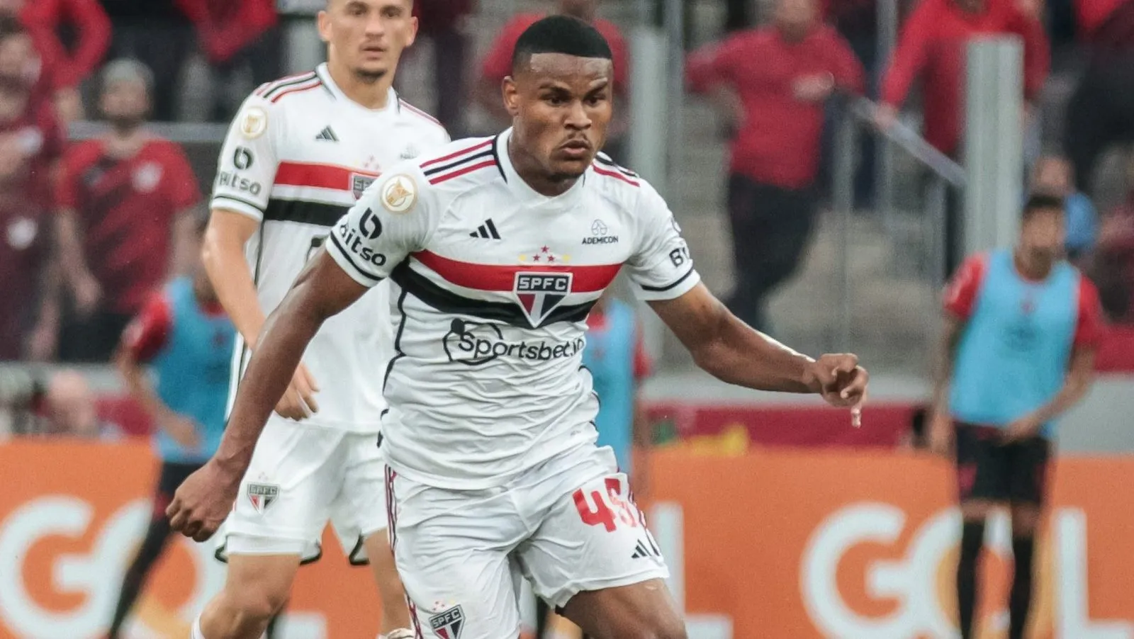 Nathan jogador do Sao Paulo durante partida contra o Athletico-PR . Foto: Robson Mafra/AGIF