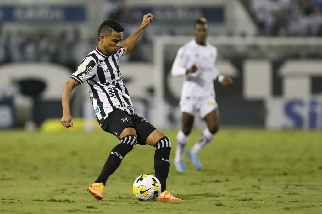 BARUERI, BRAZIL – MAY 21: Erick of Ceara kicks the ball during the match between Santos and Ceara as part of Brasileirao Series A 2022 at Arena Barueri on May 21, 2022 in Barueri, Brazil. (Photo by Ricardo Moreira/Getty Images)