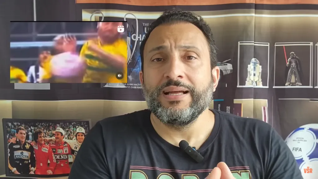 O comentarista analisou o lance polêmico (Foto: Reprodução/YouTube)
