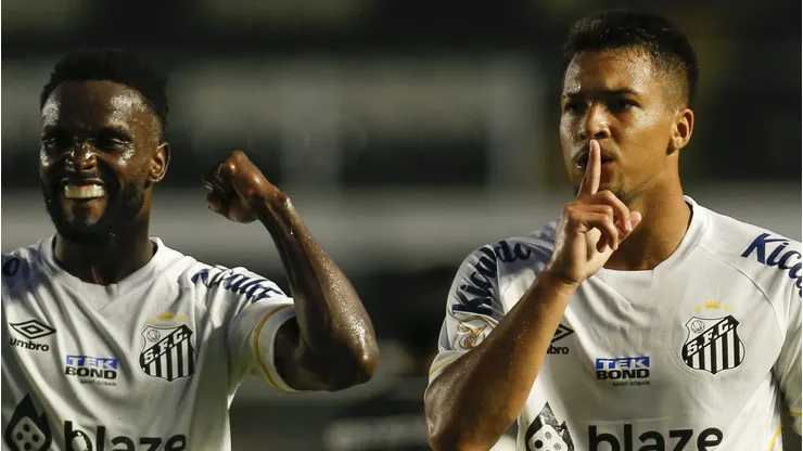 Proposta do Palmeiras seduz atacante do Santos, que pode pintar no Verdão em janeiro. (Photo by Ricardo Moreira/Getty Images)