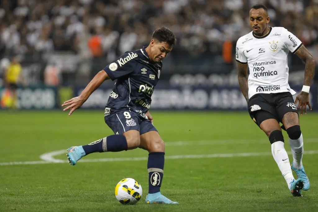 Marcos Leonardo em ação contra o Corinthians. (Photo by Ricardo Moreira/Getty Images)