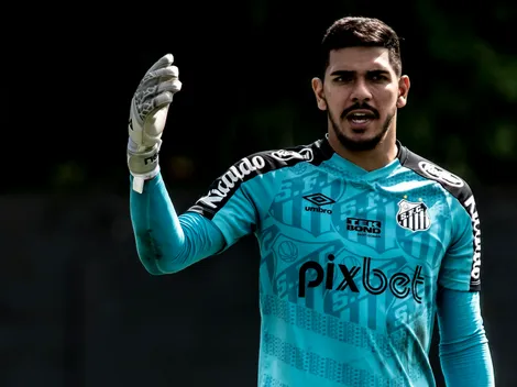 Santos quer contratar goleiro de 37 anos para ser reserva de João Paulo