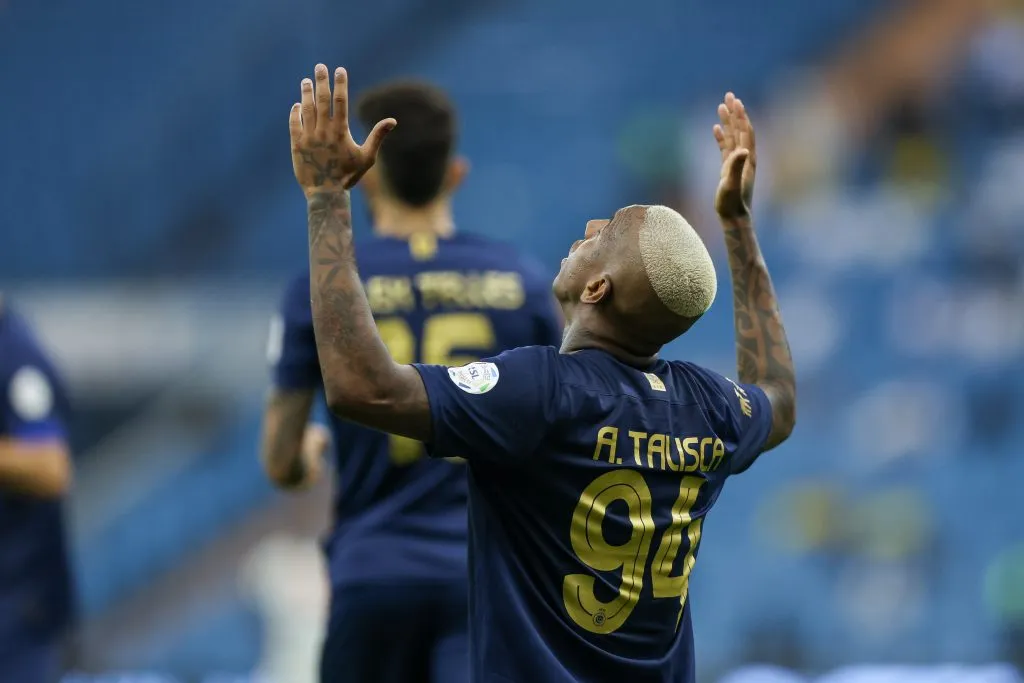 Brasileiro comemorando um gol (Photo by Yasser Bakhsh/Getty Images)