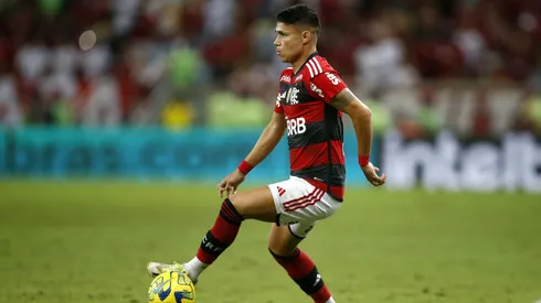 RIO DE JANEIRO, BRAZIL - AUGUST 16: Luiz Araujo of Flamengo controls the ball during a semifinal second leg match between Flamengo and Gremio as part of Copa do Brasil 2023 at Maracana Stadium on August 16, 2023 in Rio de Janeiro, Brazil. (Photo by Wagner Meier/Getty Images)