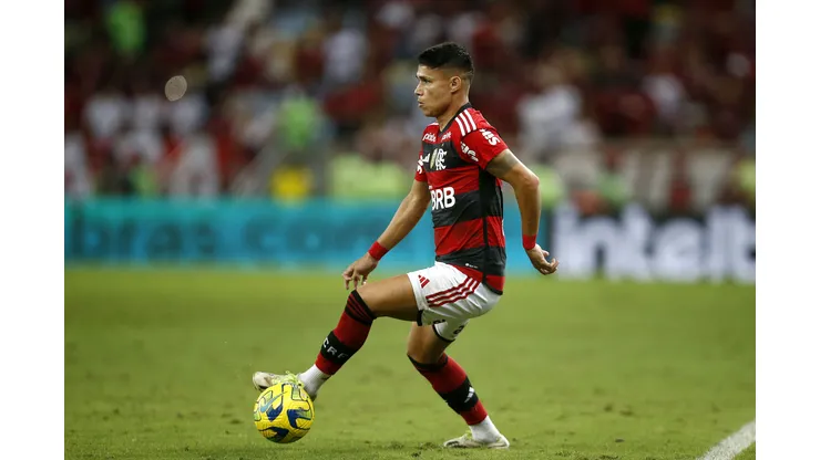 RIO DE JANEIRO, BRAZIL - AUGUST 16: Luiz Araujo of Flamengo controls the ball during a semifinal second leg match between Flamengo and Gremio as part of Copa do Brasil 2023 at Maracana Stadium on August 16, 2023 in Rio de Janeiro, Brazil. (Photo by Wagner Meier/Getty Images)