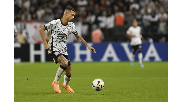 SÃO PAULO, BRAZIL - APRIL 16: João Victor of Corinthians in action during the match between Corinthians and Avaí as part of Brasileirao Series A 2022 at Neo Química Arena on April 16, 2022 in São Paulo, Brazil. (Photo by Ricardo Moreira/Getty Images)