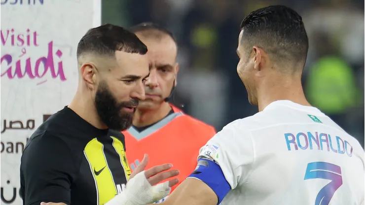 Benzema contra Cristiano Ronaldo. Foto: Yasser Bakhsh/Getty Images