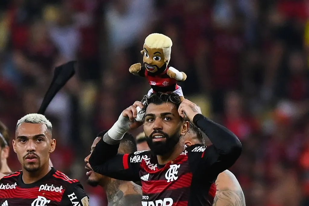 Gabigol ao lado de Matheuzinho na comemoração de título pelo Flamengo. Foto: Andre Borges/Getty Images