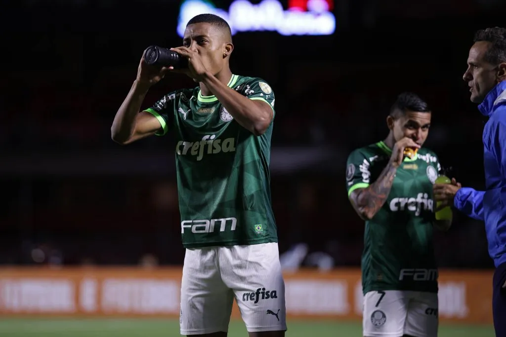 Vanderlan e Dudu se hidratam. Foto: Ettore Chiereguini/AGIF