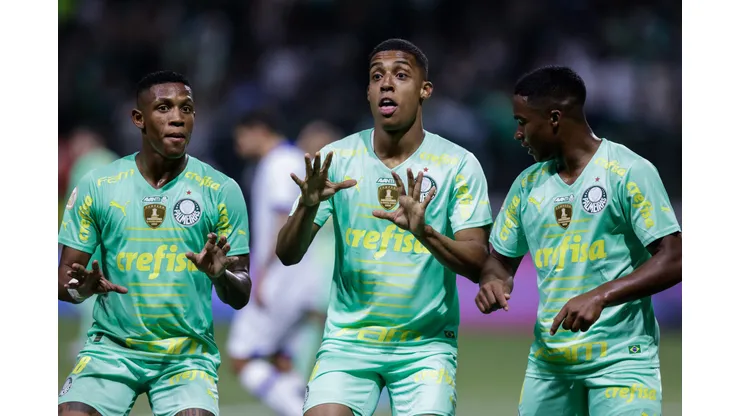 SAO PAULO, BRAZIL - OCTOBER 22: Vanderlan (C) of Palmeiras celebrates with his teammates after scoring the third goal of their team during a match between Palmeiras and Avai as part of Brasileirao Series A 2022 at Allianz Parque on October 22, 2022 in Sao Paulo, Brazil. (Photo by Alexandre Schneider/Getty Images)