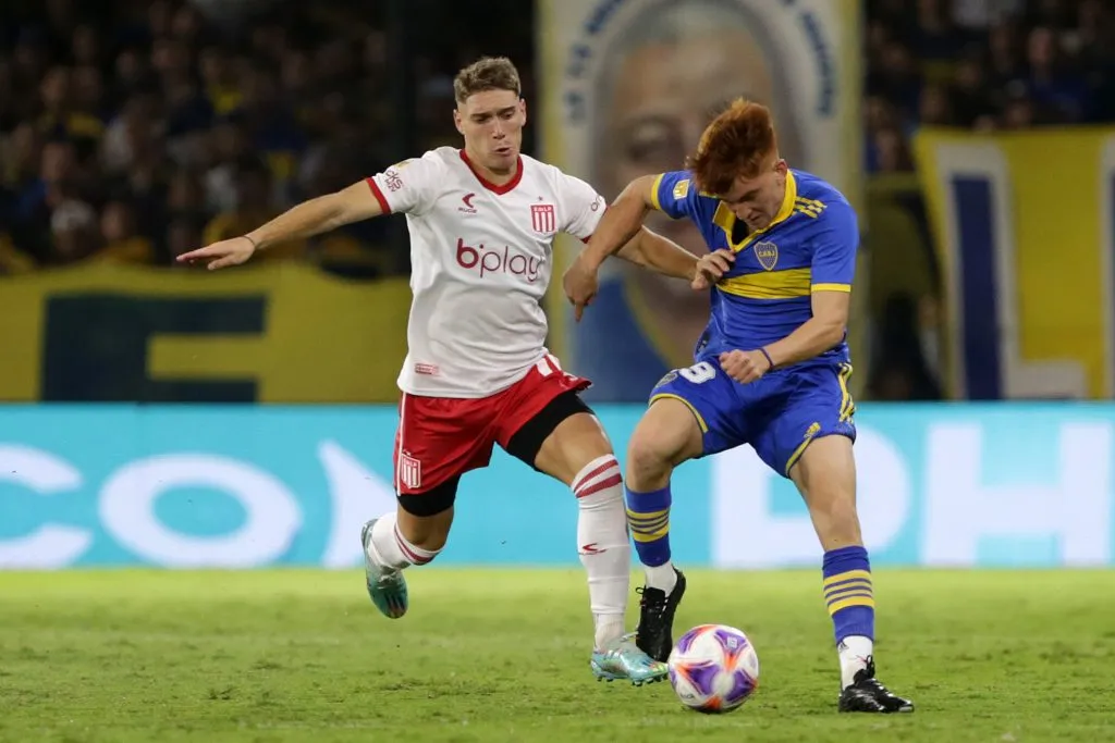 Benjamín Rollheiser disputando bola com Valentín Barco. (Photo by Daniel Jayo/Getty Images)