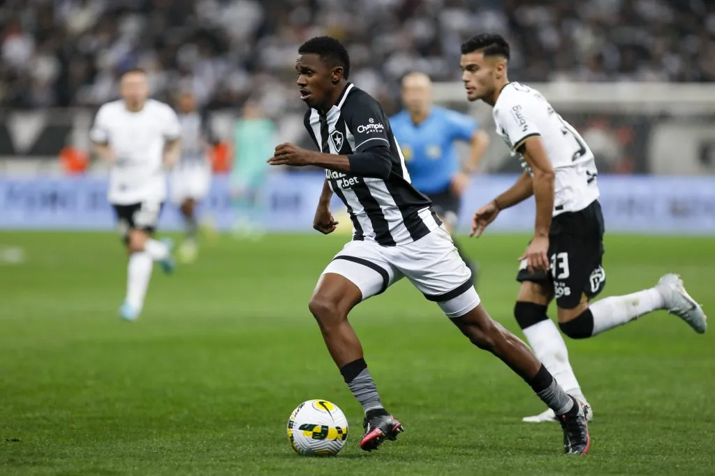 SAO PAULO, BRAZIL – JULY 30: Jeffinho of Botafogo runs with the ball during the match between Corinthians and Botafogo as part of Brasileirao Series A 2022 at Neo Quimica Arena on July 30, 2022 in Sao Paulo, Brazil. (Photo by Ricardo Moreira/Getty Images)