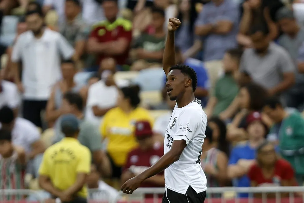 RIO DE JANEIRO, BRASIL – 23 DE OUTUBRO: Jeffinho, do Botafogo, comemora após marcar o segundo gol de sua equipe durante partida de Fluminense e Botafogo pelo Campeonato do Brasil 2022, no Maracanã, no dia 23 de outubro de 2022, no Rio de Janeiro. (Foto: Wagner Meier/Getty Images)