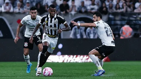 SP - SAO PAULO - 29/10/2023 - BRASILEIRO A 2023, CORINTHIANS X SANTOS - Giuliano jogador do Corinthians disputa lance com Jean Lucas jogador do Santos durante partida no estadio Arena Corinthians pelo campeonato Brasileiro A 2023. Foto: Fabio Giannelli/AGIF