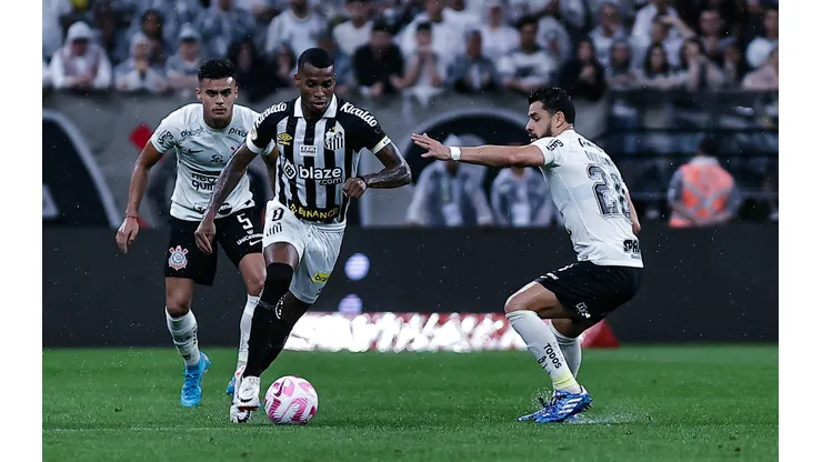 SP - SAO PAULO - 29/10/2023 - BRASILEIRO A 2023, CORINTHIANS X SANTOS - Giuliano jogador do Corinthians disputa lance com Jean Lucas jogador do Santos durante partida no estadio Arena Corinthians pelo campeonato Brasileiro A 2023. Foto: Fabio Giannelli/AGIF