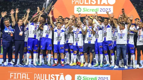SP - SAO PAULO - 09/04/2023 - PAULISTA 2023, PALMEIRAS X AGUA SANTA - Jogadores do Agua Santa recebem o trofeu de vice campeao ao final da partida contra o Palmeiras no estadio Arena Allianz Parque pelo campeonato Paulista 2023. Foto: Marcello Zambrana/AGIF
