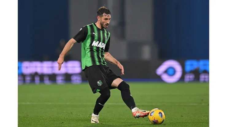 REGGIO NELL'EMILIA, ITALY - NOVEMBER 10: Matías Viña of US Sassuolo in action during the Serie A TIM match between US Sassuolo and US Salernitana at Mapei Stadium - Citta' del Tricolore on November 10, 2023 in Reggio nell'Emilia, Italy. (Photo by Alessandro Sabattini/Getty Images)