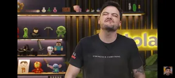 Felipe Neto leva invertida de André Hernan. Foto: Reprodução YouTube