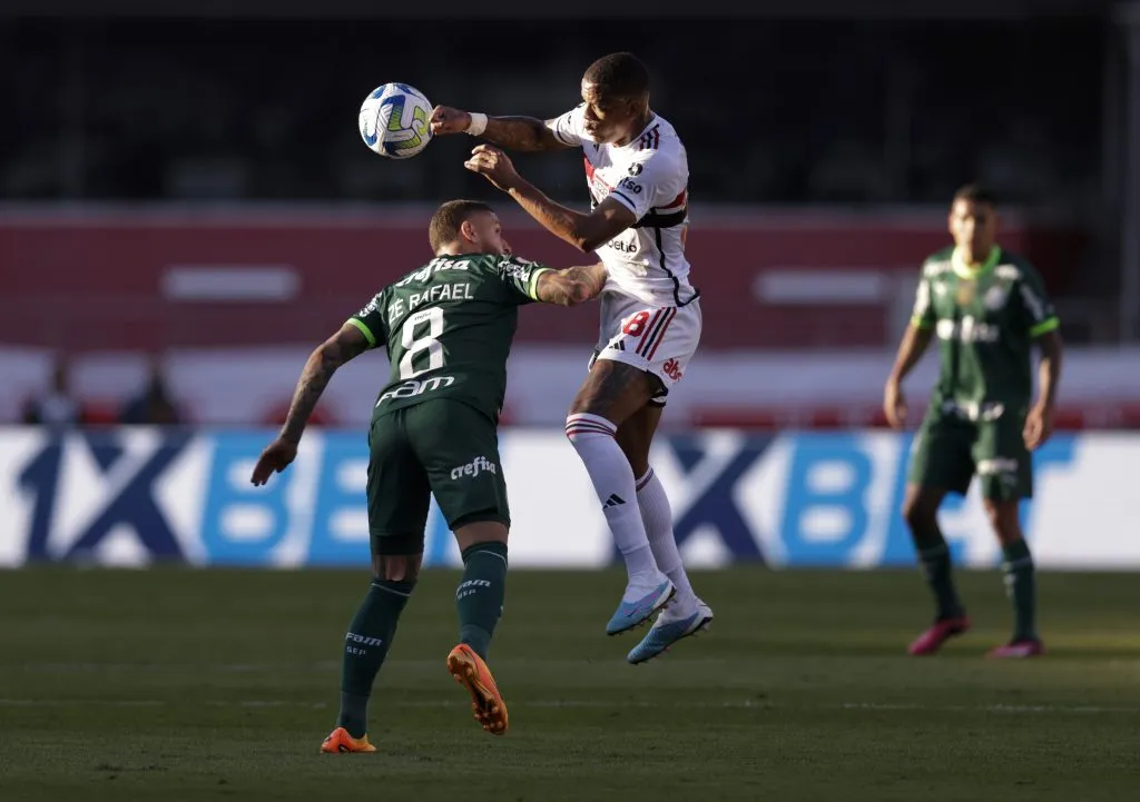 SÃO PAULO, SP (FOLHAPRESS) – 11 DE JUNHO: Zé Rafael, do Palmeiras, e Caio Paulista, do São Paulo, disputam a bola durante a partida entre São Paulo e Palmeiras no jogo da Série A 2023, no Estádio do Morumbi, em 11 de junho de 2023, em São Paulo. (Foto: Alexandre Schneider/Getty Images)