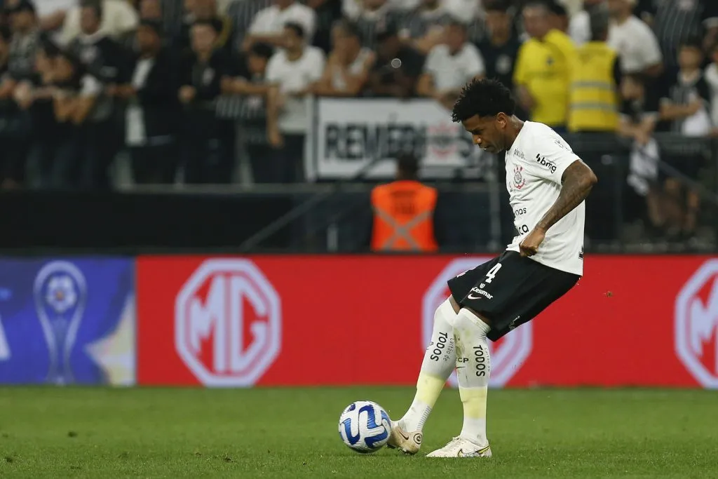 Gil no duelo diante do Estudiantes (Photo by Ricardo Moreira/Getty Images)