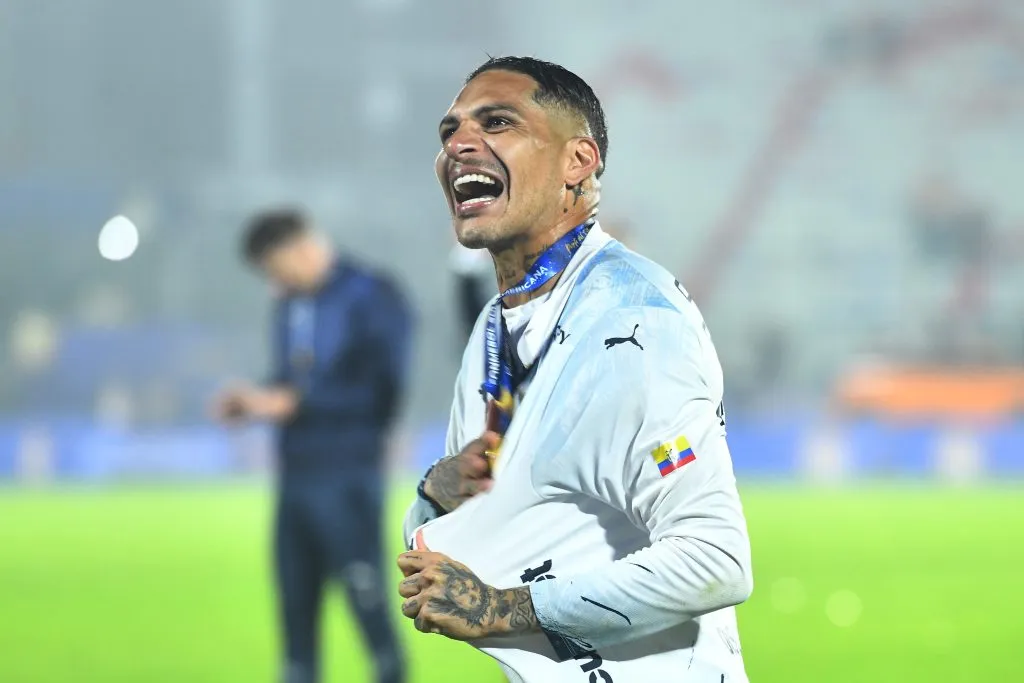 Paolo Guerrero celebra titulo pela LDU. (Photo by Marcelo Endelli/Getty Images)