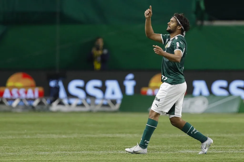 Meia no duelo diante do América Mineiro (Photo by Ricardo Moreira/Getty Images)