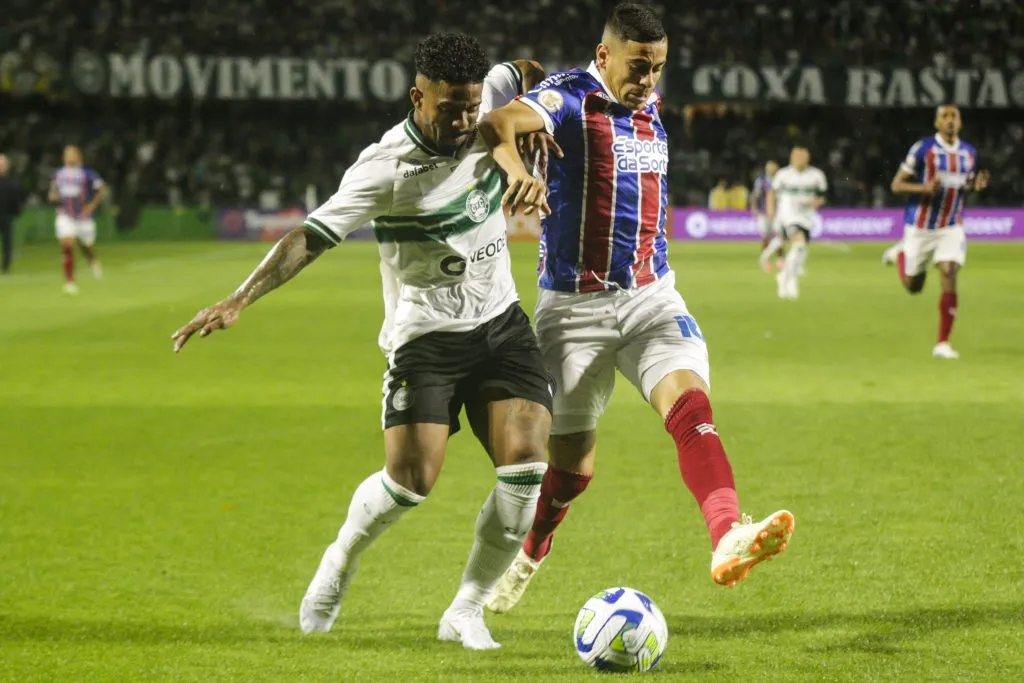 PR – CURITIBA – 14/09/2023 – BRASILEIRO A 2023, CORITIBA X BAHIA – Hayner jogador do Coritiba disputa lance com Camilo Candido jogador do Bahia durante partida no estadio Couto Pereira pelo campeonato Brasileiro A 2023. Foto: Gabriel Machado/AGIF
