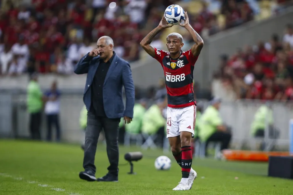 Wesley em partida contra o Olimpia. (Photo by Wagner Meier/Getty Images)