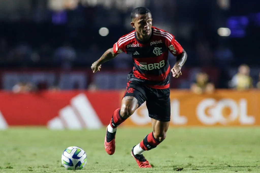 Wesley em ação pelo Flamengo. (Photo by Miguel Schincariol/Getty Images)