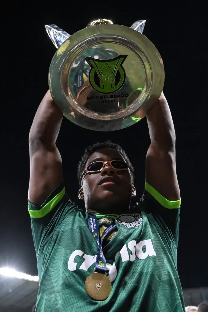Endrick com o troféu do Brasileirão. Foto: João Guilherme Arenazio/Getty Images