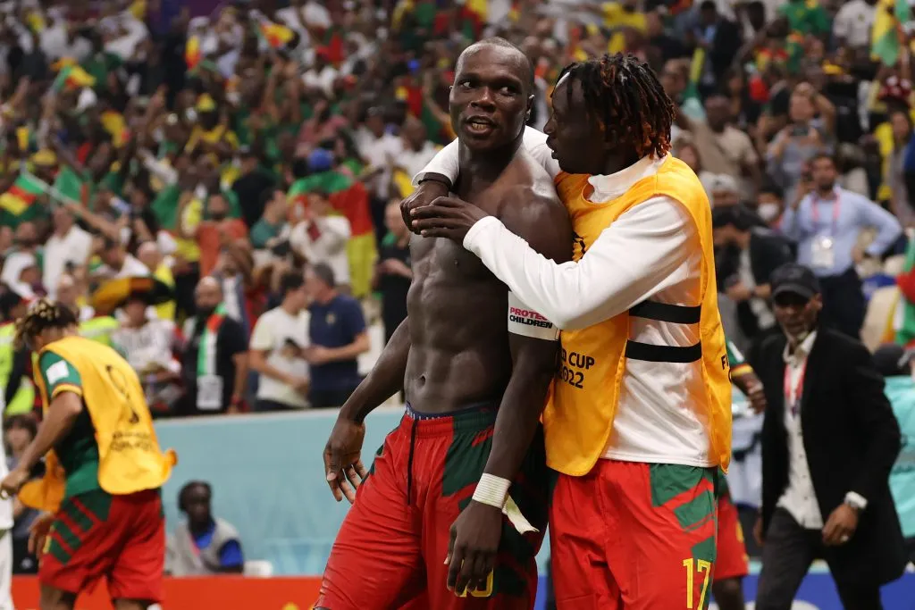 Aboubakar na comemoração pelo gol marcado para Camarões no Lusail Stadium. Foto: Clive Brunskill/Getty Images