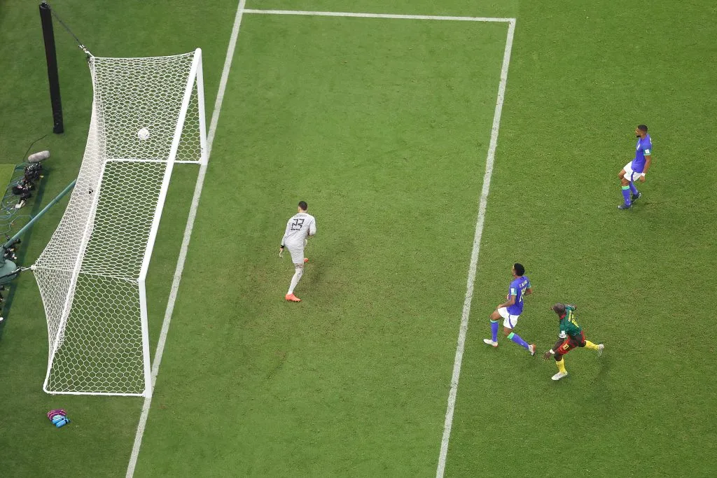 Aboubakar faz gol diante da Seleção Brasileira na Copa do Mundo. Foto: Clive Brunskill/Getty Images