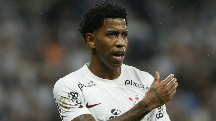 Após deixar o Corinthians, Gil pode pintar no RJ para jogar a Libertadores (Photo by Ricardo Moreira/Getty Images)
