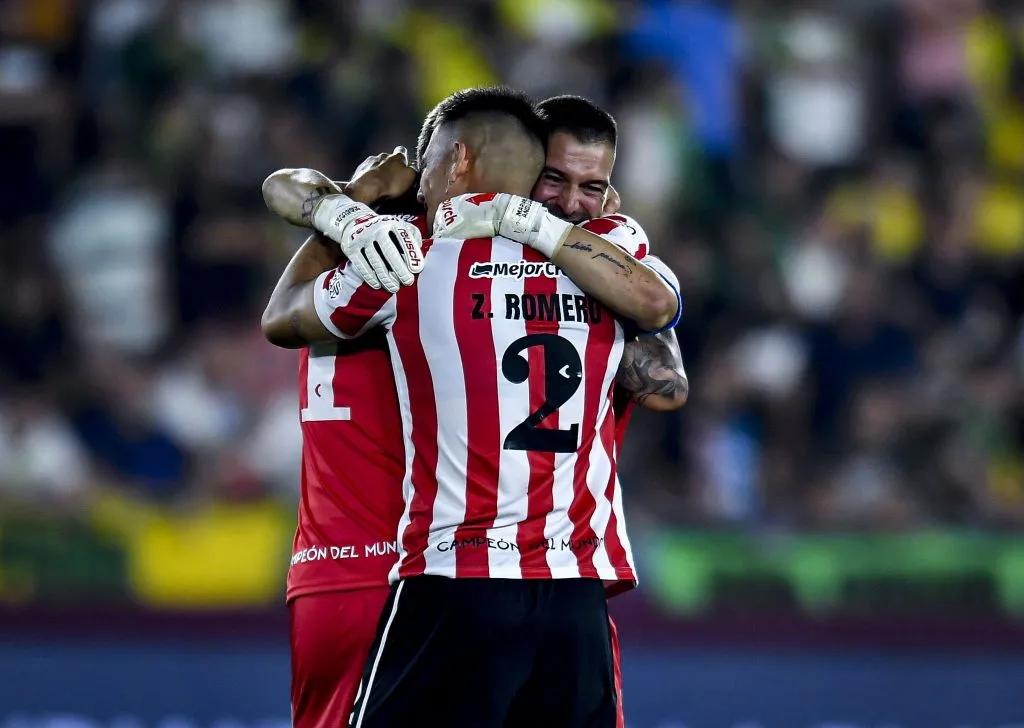 LANUS, ARGENTINA – DEZEMBRO 13: Zaid Romero, do Estudiantes de La Plata, comemora com os companheiros de equipe após vencer a partida final da Copa Argentina 2023 entre Estudiantes e Defensa y Justicia no Estádio Ciudad de Lanus (La Fortaleza) em 13 de dezembro de 2023 em Lanus, Argentina. (Foto: Marcelo Endelli/Getty Image)