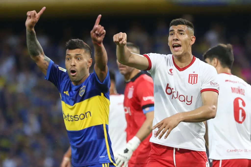 BUENOS AIRES, ARGENTINA – 28 DE OUTUBRO: Lucas Janson, do Boca Juniors, e Zaid Romero, do Estudiantes, gesticulam durante a partida entre Boca Juniors e Estudiantes pelo Grupo B da Copa da Liga Profissional 2023, no Estádio Alberto J. Armando, em 28 de outubro de 2023, em Buenos Aires, Argentina. (Foto: Daniel Jayo/Getty Images)