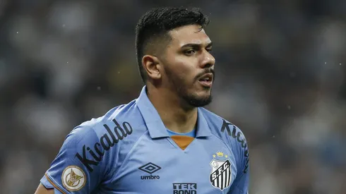 João Paulo é alvo e pode deixar o Santos para reforçar SAF do Brasileirão (Photo by Ricardo Moreira/Getty Images)