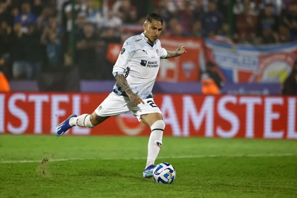 Paolo Guerrero em ação pela LDU. (Photo by Ernesto Ryan/Getty Images)