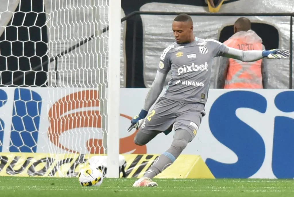 Goleiro John em ação pelo Santos em 2022 | Foto: Ivan Storti/Santos FC