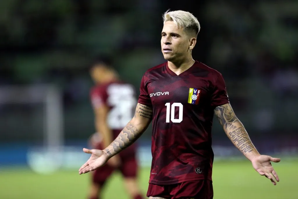 Venezuelano defendendo seu país natal (Photo by Edilzon Gamez/Getty Images)