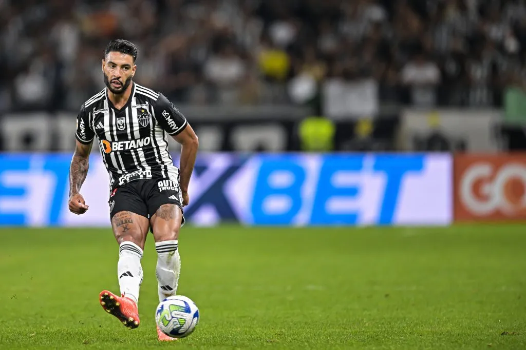 BELO HORIZONTE, BRASIL – MAIO 28: Nathan Silva, do Atlético Mineiro, controla a bola durante a partida entre Atlético Mineiro e Palmeiras como parte do Brasileirão 2023 no Mineirão em 28 de maio de 2023 em Belo Horizonte, Brasil. (Foto: Pedro Vilela/Getty Images)