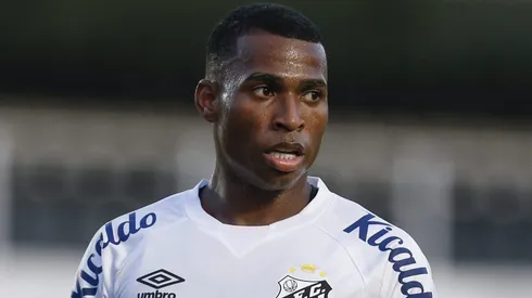 Jean Lucas, do Santos, tem caminho livre para assinar com SAF rival (Photo by Ricardo Moreira/Getty Images)