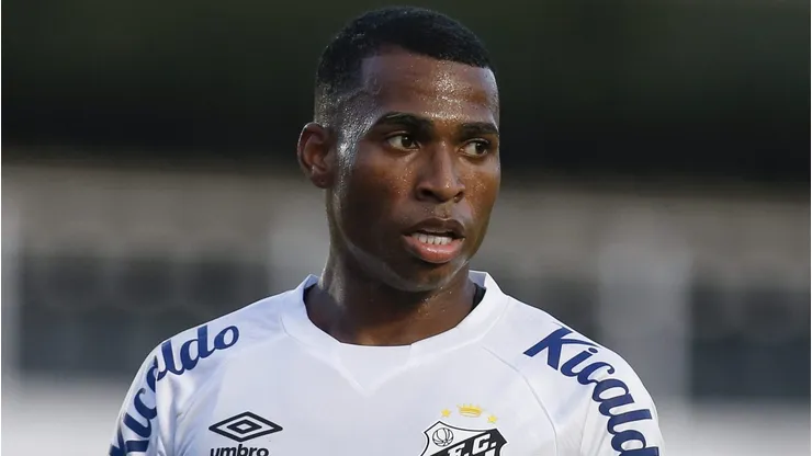 Jean Lucas, do Santos, tem caminho livre para assinar com SAF rival (Photo by Ricardo Moreira/Getty Images)