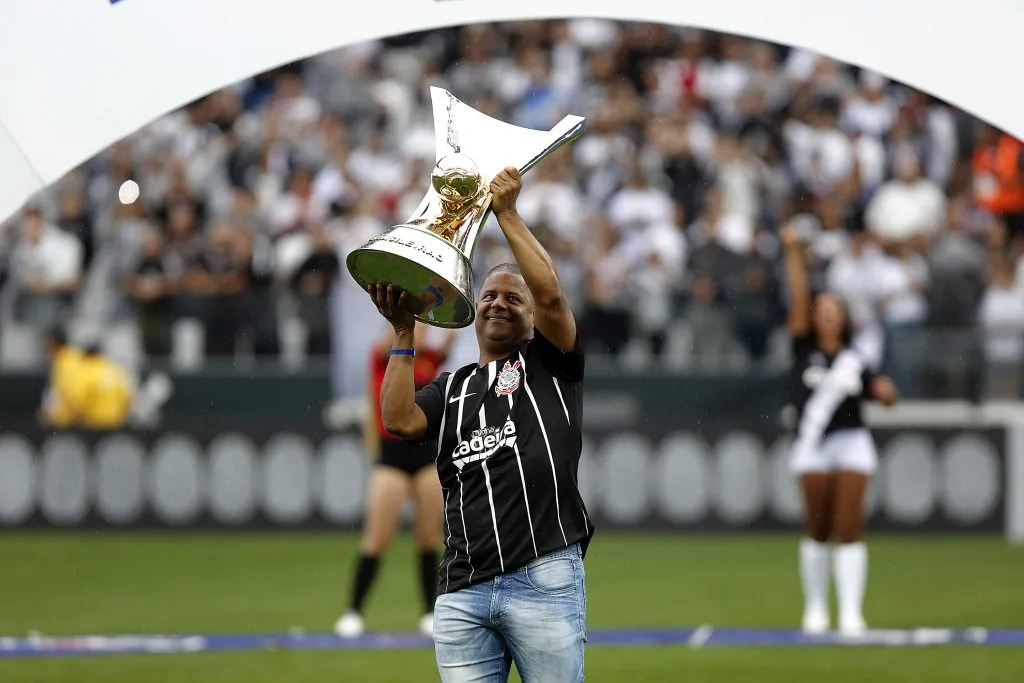 Marcelinho Carioca exige troféu do Brasileirão 2017. Foto: Daniel Vorley/AGIF