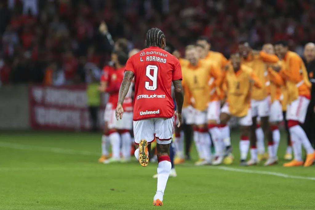 Luiz Adriano celebrando gol pelo Internacional. (Photo by Fernando Alves/Getty Images)
