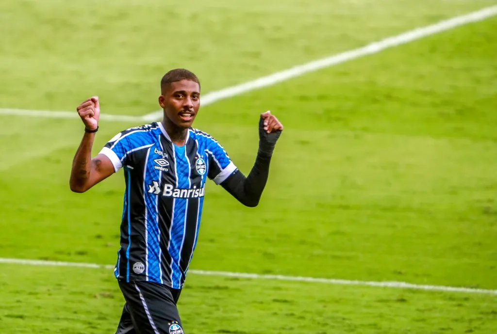Jean Pyerre celebrando gol pelo Grêmio. (Photo by Silvio Avila/Getty Images)