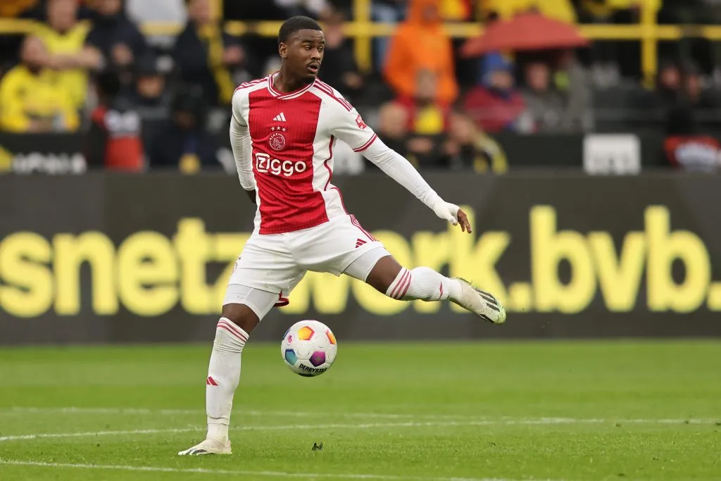 Jorrel Hato em campo pelo Ajax (Photo by Christof Koepsel/Getty Images)