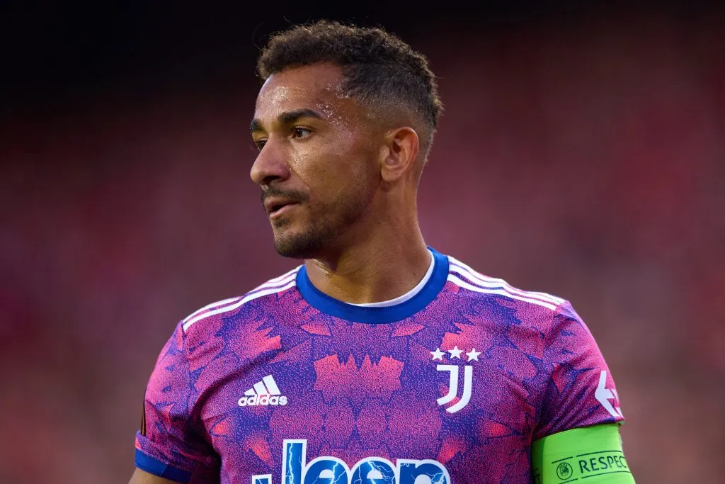 Danilo na partida diante do Sevilla (Photo by Fran Santiago/Getty Images)