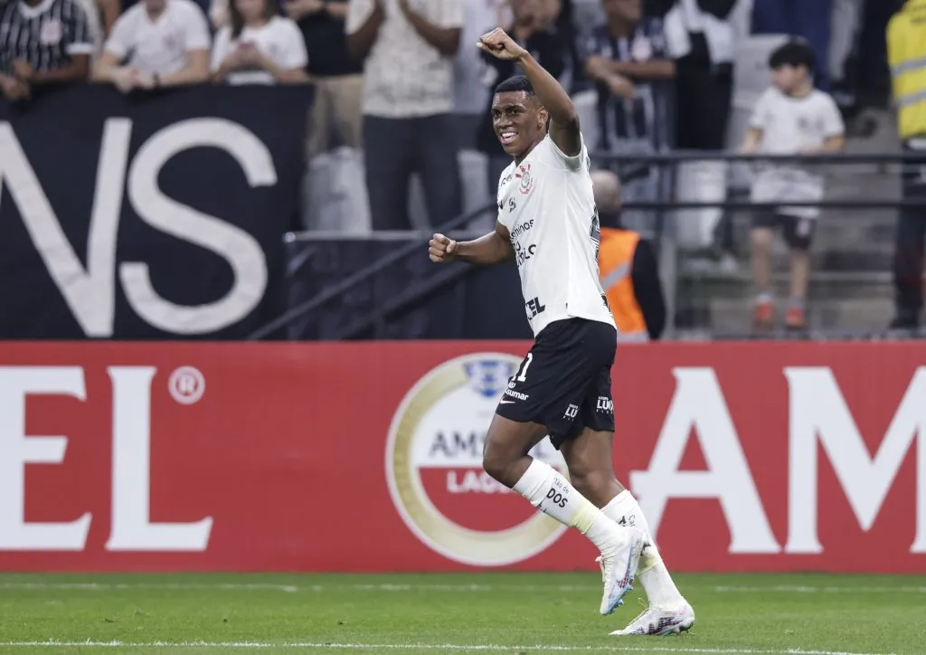 Felipe Augusto enfrentando o Liverpool, do Uruguai (Photo by Alexandre Schneider/Getty Images)