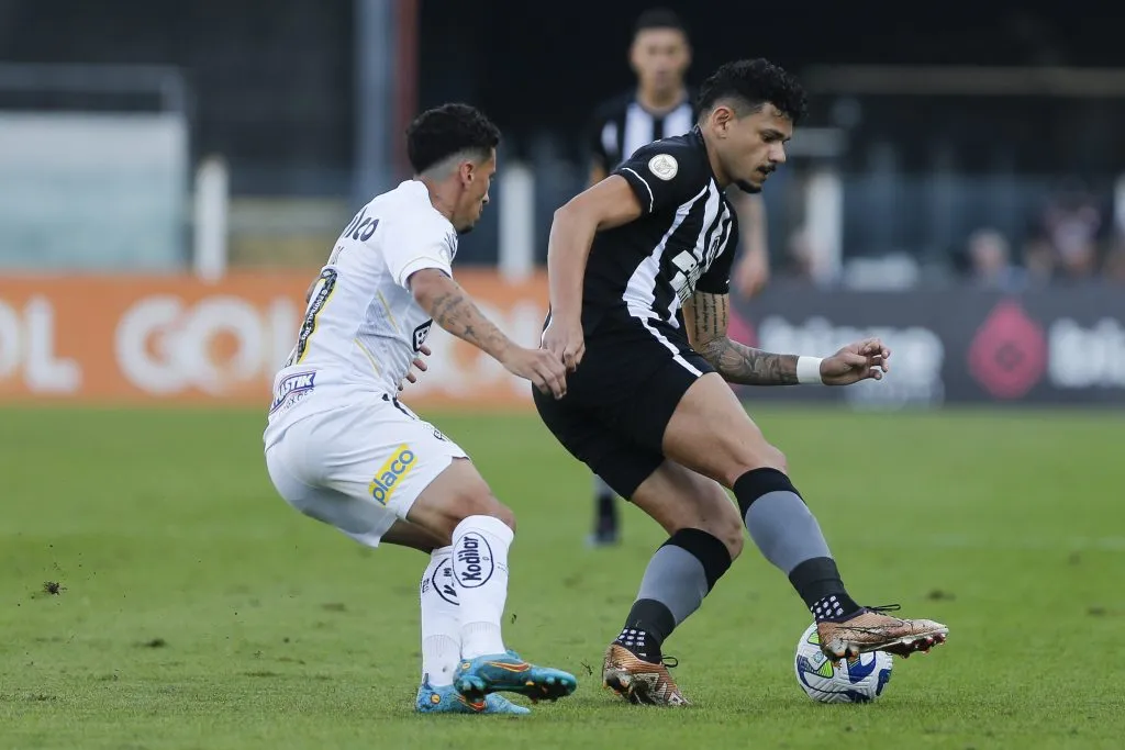 SANTOS, Brasil – 23 DE JULHO: Tiquinho Soares, do Botafogo, briga pela bola com Dodi, do Santos, durante a partida entre Santos e Botafogo, pelo Campeonato Brasileiro Série A 2023, no Estádio Urbano Caldeira (Vila Belmiro), no dia 23 de julho de 2023, em Santos. (Foto: Ricardo Moreira/Getty Images)