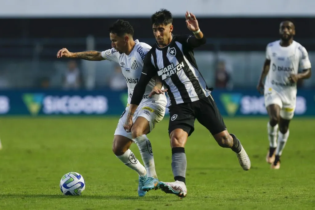 SANTOS, Brasil – 23 de julho: Dodi do Santos briga pela bola com Leonel Di Placido do Botafogo durante a partida entre Santos e Botafogo como parte do Campeonato Brasileiro Série A 2023 no Estádio Urbano Caldeira (Vila Belmiro) em 23 de julho de 2023 em Santos, Brasil. (Foto: Ricardo Moreira/Getty Images)